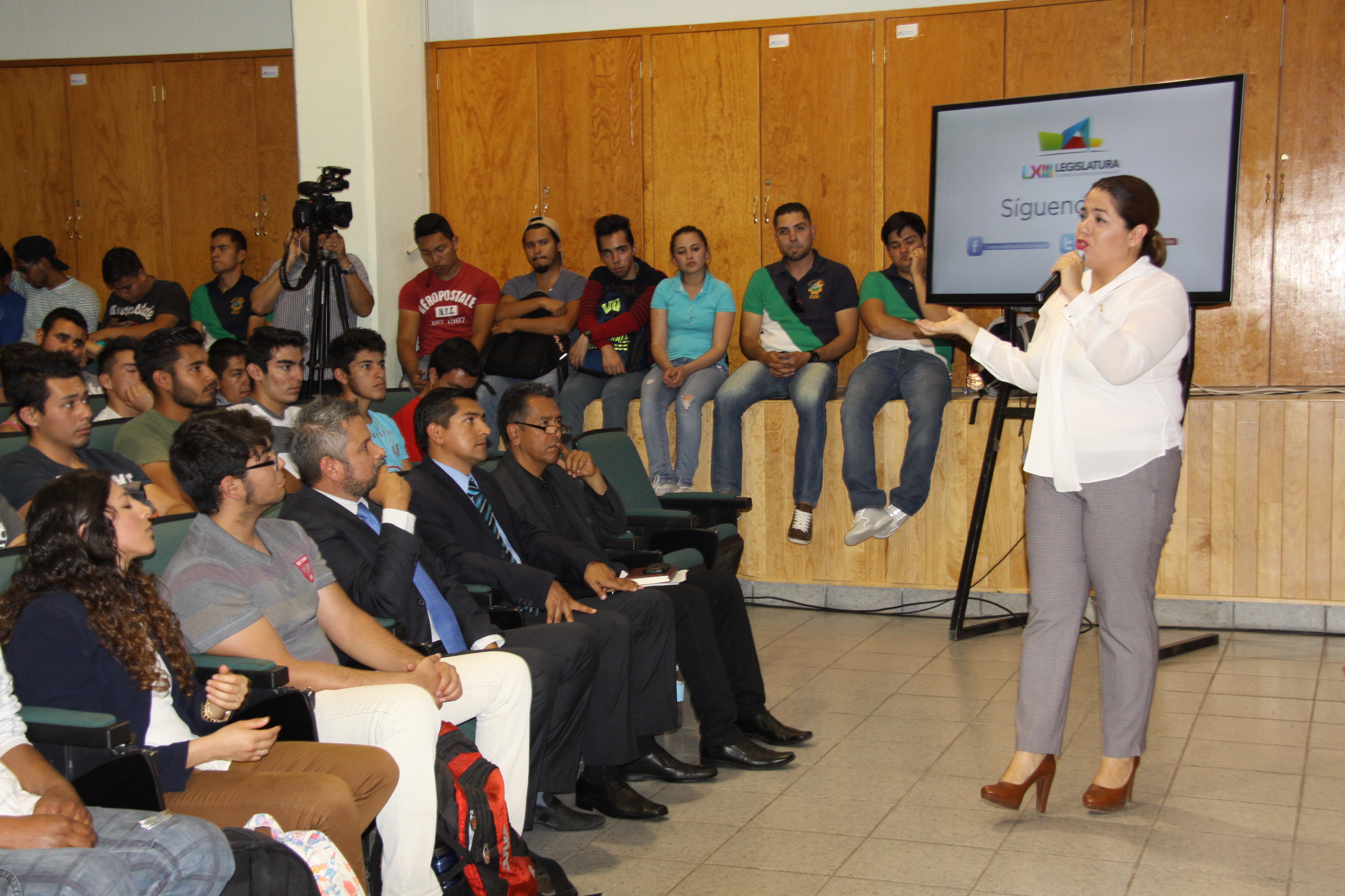 Grande_firma_de_convenio_uriangato_150416-35
