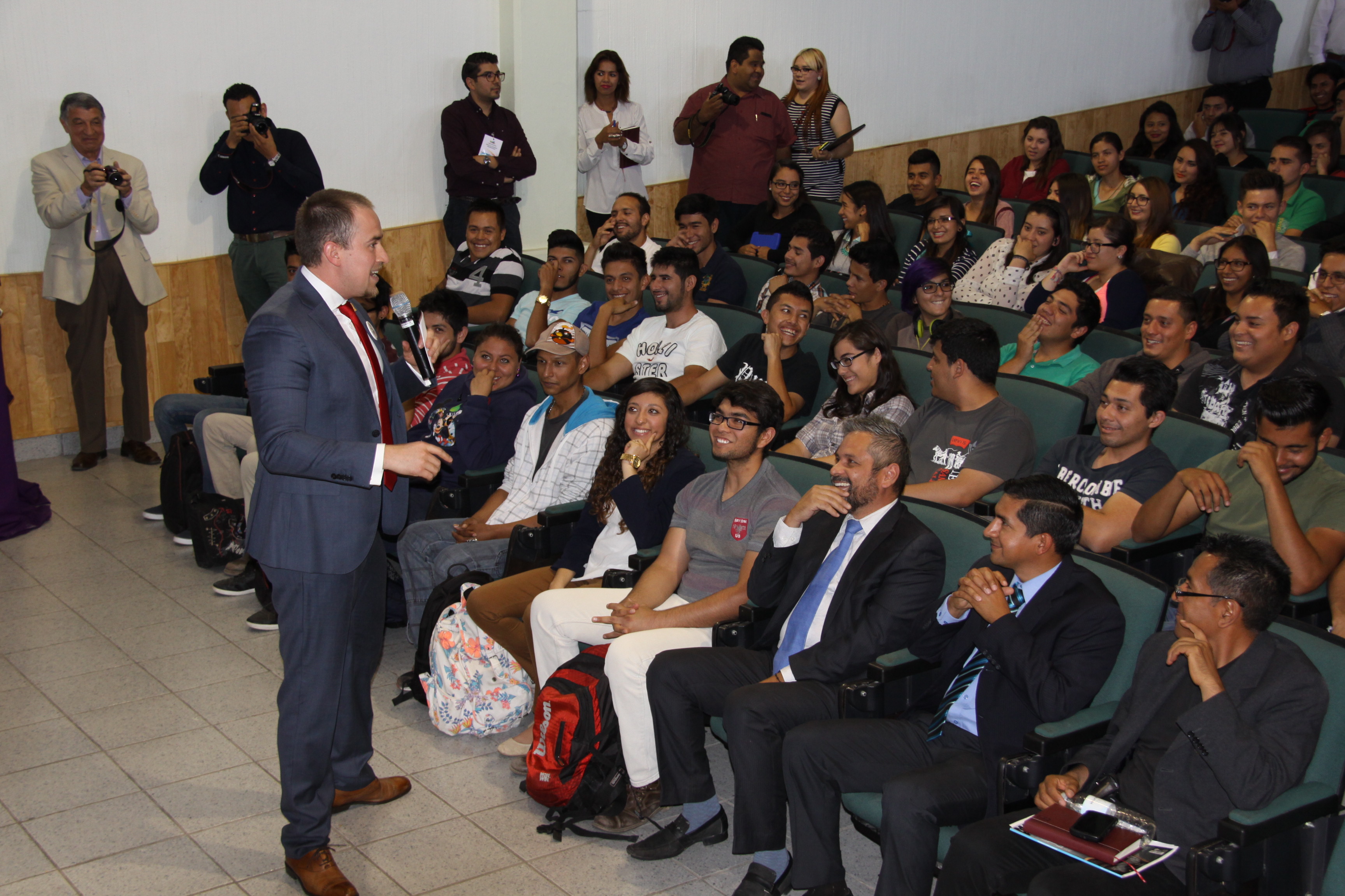 Grande_firma_de_convenio_uriangato_150416-29