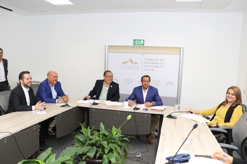 https://congreso-gto.s3.amazonaws.com/uploads/imagen_visita/imagen/2769/pop_Comisi_n_de_Desarrollo_Econ_mico_180719-007.JPG